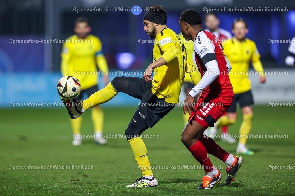 FCVK14022501008 | 14.02.2025, Fußball, FC Viktoria Köln – Alemannia Aachen, 3.Liga, Sportpark Höhenberg, Saison 2024 2025: Anas Bakhat (Alemannia Aachen #10) im Zweikampf gegen Enrique Lofolomo (Viktoria Köln #14)DFB regulations prohibit any use of photographs as image sequences and or quasi-video.