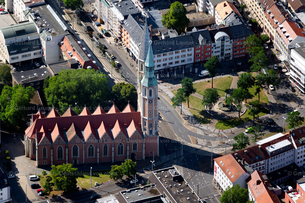 4035184 | BRAUNSCHWEIG 31.07.2020 Kirchengebäude der St. Katharinenkirche an der Straße An der Katharinenkirche in Braunschweig im Bundesland Niedersachsen. Weiterführende Informationen bei: Ev.-luth. Kirchengemeinde St. Katharinen Braunschweig. // Church building St. Katharinenkirche on street An der Katharinenkirche in Braunschweig in the state Lower Saxony. Further information at: Ev.-luth. Kirchengemeinde St. Katharinen Braunschweig. Foto: Gerhard Launer