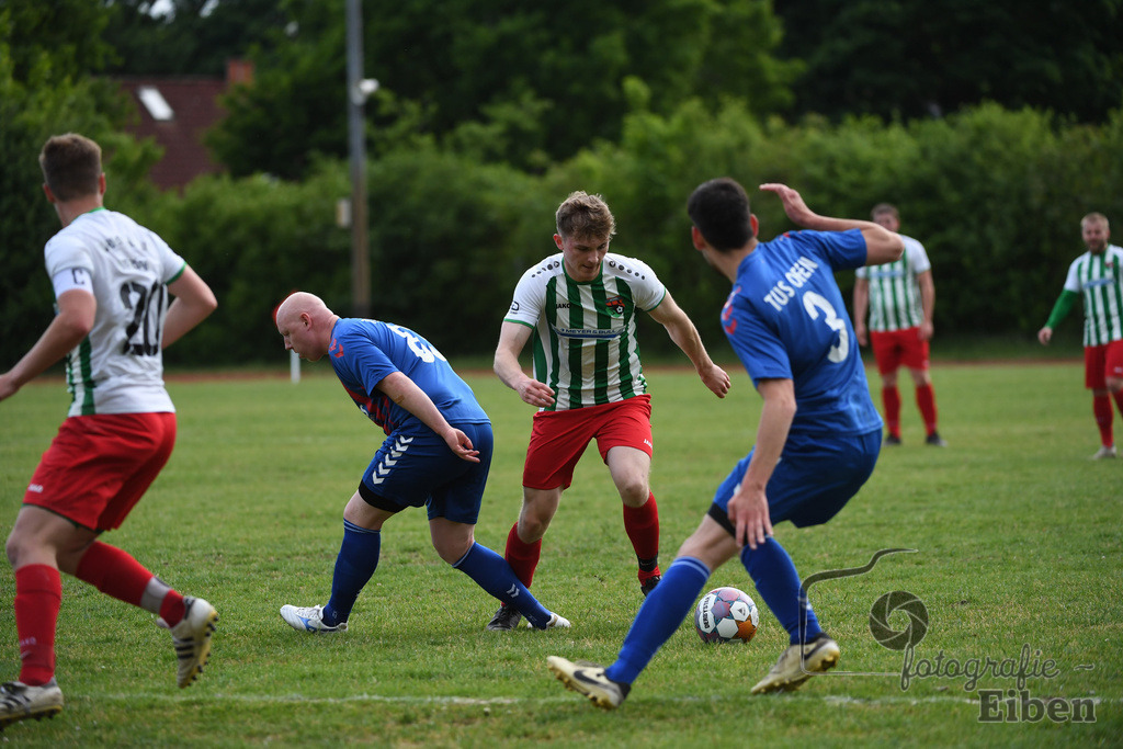 TuS Ofen-SG FriPe | Herren 1. Kreisklasse Süd, Jade-Weser-Hunte; TuS Ofen (blau)-SG FriPe (weiß) am 28.05.2025; in Ofen (), Photo: Philip Eiben 2025 - Realisiert mit Pictrs.com