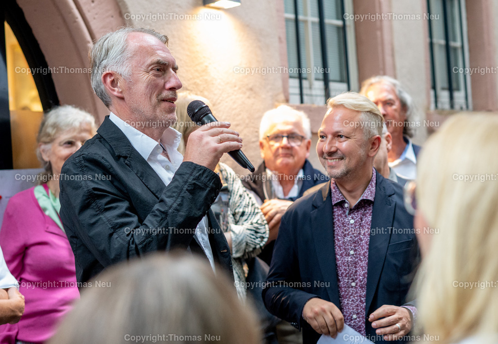 DSC_1337 | 6.7.2024, bbe, Museum Bensheim, Ausstellung Neo Rauch "im Papiergrund", hier im Dialog mit dem Museumnsleiter Dr. Jan Christoph Breitwiese (rechts) , Bild: Thomas Neu