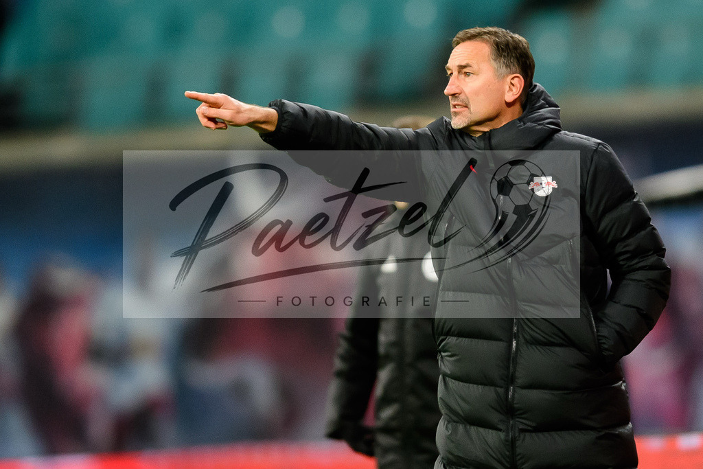 RBLLEV20211128_043 | Fussball, Herren: Co-Trainer Achim Beierlorzer (RB Leipzig) gestikuliert, Gestik bei dem Spiel der 1. Bundesliga zwischen RB Leipzig und Bayer 04 Leverkusen in der Red Bull Arena am 28.11.2021 in Leipzig, Deutschland.DFB / DFL REGULATIONS PROHIBIT ANY USE OF PHOTOGRAPHS AS IMAGE SEQUENCES AND/OR QUASI-VIDEO. - Realisiert mit Pictrs.com