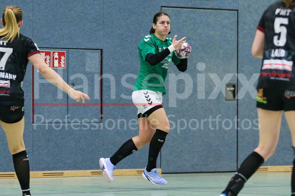 Handball, 2. Bundesliga Frauen, HL Buchholz 08-Rosengarten - SV Werder Bremen | v.li.: Anna Lena Bergmann (SV Werder Bremen, 25) am Ball, Spielszene, Aktion, Action
