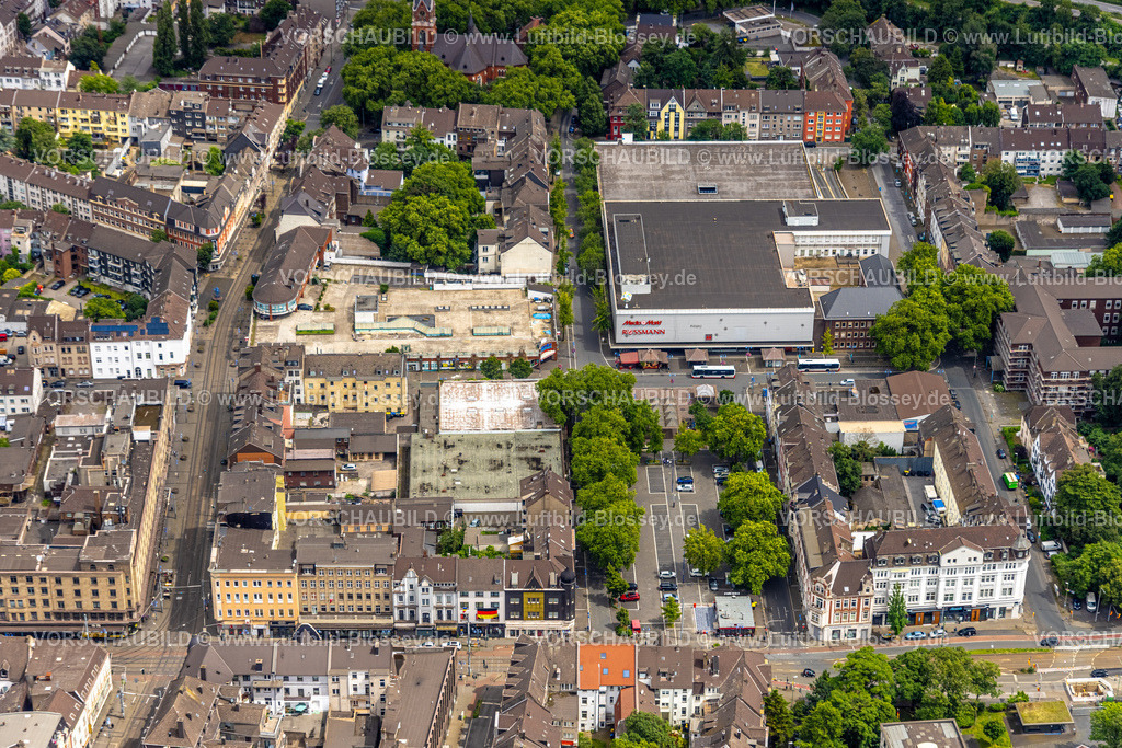 Duisburg240702232-Nord | Luftbild, Duisburg-Nord, Einkaufszentrum mit Media Markt, Istanbul Supermarket und Action am August-Bebel-Platz, Wohngebiet, hinten die evang. Kreuzeskirche Marxloh, Marxloh, Duisburg, Ruhrgebiet, Nordrhein-Westfalen, Deutschland