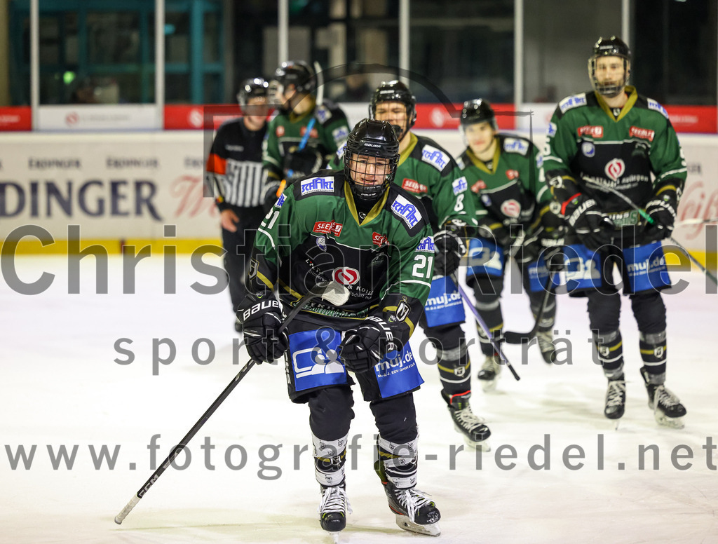 2022-12-09_146_TSV_Erding_gegen_EHC_Waldkraiburg | Erding, Deutschland, 09.12.2022:
Eishockey, Bayernliga 2022 / 2023, 19. Spieltag, TSV Erding gegen EHC Waldkraiburg, Endergebnis: 9:2

Erik Modlmayr (Erding Gladiators, #21)

Foto: Christian Riedel / fotografie-riedel.net