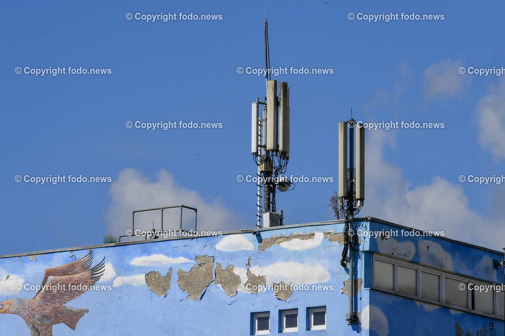 Deutschland_ Baden-Wuerttemberg_ Ebersbach an der Fils_ 23.07.2025-8 | 23.07.2025, Deutschland, GER, Baden-Wuerttemberg, Ebersbach an der Fils, im Bild Themenbild, Mobilfunk, Funkanlage, Handymast, Internet, 5G, Mobilfunkanlage, Antenne, Antennenanlage, Haus, Gebaeude, Dach, Feature, Symbolbild