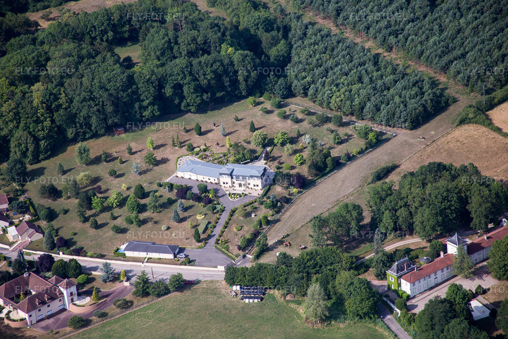 Vue aérienne: Palais avec parc privé à le quartier Luneville Nord-Nord w Saint-Leop in Lunéville dans le département Meurthe et Moselle, France.Photo: IMG_083185.jpg prise le 11/07/2015 par Werner Riehm/FLY-FOTO.euRésolution de l'original: 5472 x 3648 px