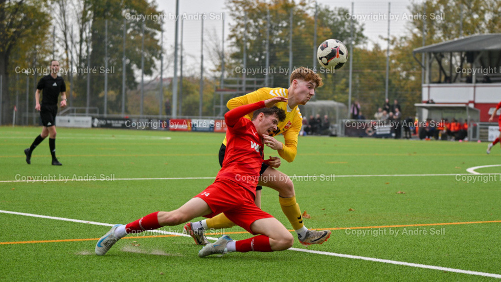 FC Kilia Kiel vs SV Eichede | Marvin Müller (Kilia #24 reklamiert vergeblich 11m) / Justin Cloppatt (Eichede #5) - Fußball-Oberliga Männer 2024/2025 / FC Kilia Kiel vs SV Eichede / Kilia Stadion / Kiel / 26.10.24 - Realisiert mit Pictrs.com