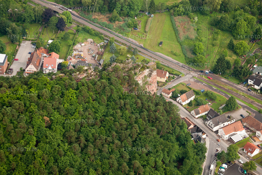 Luftbild: Dahn, Jungfernsprung in Dahn im Bundesland Rheinland-Pfalz in Deutschland. Foto: IMG_29313.jpg vom 25.06.2010 durch Werner Riehm/FLY-FOTO.de