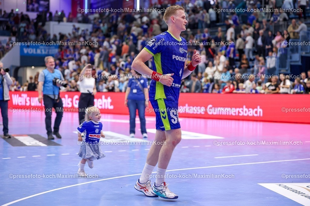 Gum30042601193 | 30.04.2026, Handball, 1. HBL, VfL Gummersbach - Frisch Auf! Göppingen, Saison 2025 / 2026 Herren, Schwalbe-Arena: Ellioi Snaer Vioarsson (VfL Gummersbach #04) mit Nachwuchs auf dem Spielfeld 