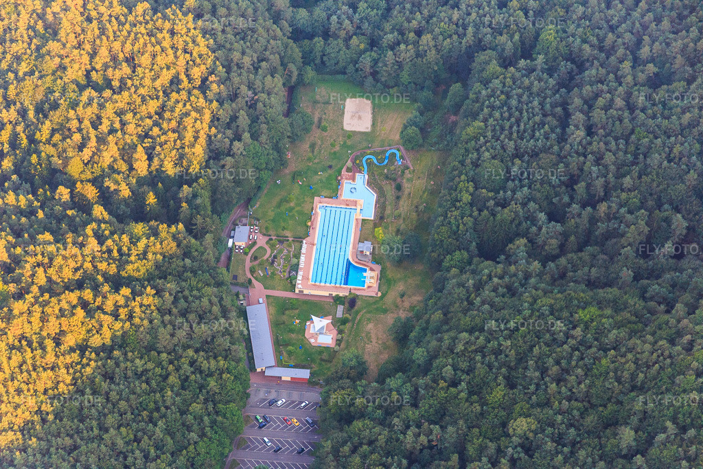 Luftbild: Wasgaufreibad Hauenstein in Hauenstein im Bundesland Rheinland-Pfalz in Deutschland. Foto: IMG_084184.jpg vom 29.08.2015 durch Werner Riehm/FLY-FOTO.deWasgaufreibad - Herrliche Lage mit Felspanorama
