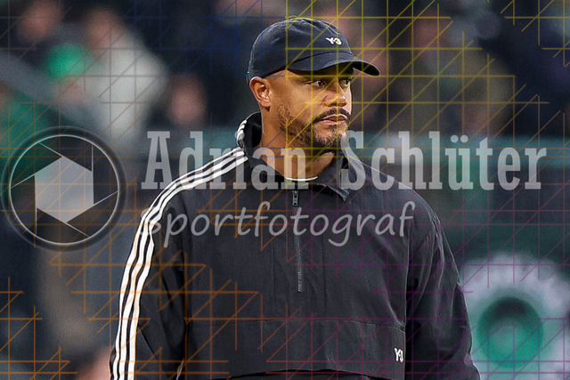 Borussia Mönchengladbach vs FC Bayern München - Bundesliga  | Mönchengladbach, Deutschland, 25.10.25:   Trainer Vincent Kompany (FC Bayern München) schaut waehrend des Spiels der Bundesliga zwischen Borussia Mönchengladbach vs FC Bayern München im Stadion im Borussia Park(Foto von Brauer-Fotoagentur / Adrian Schlueter)