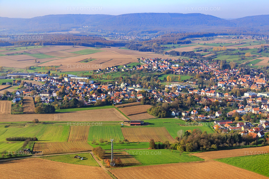 Aerial view: View of the town from the south in Soultz-sous-Forêts in the state Bas-Rhin, France. – Photo: IMG_075537.jpg taken on 11/01/2014 by Werner Riehm/FLY-FOTO.com – Resolution of the original: 5174 x 3445 px