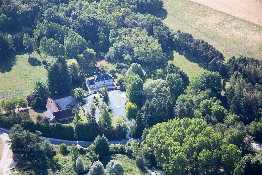 Luftbild: Ortsansicht in Landes-le-Gaulois im Bundesland Loir-et-Cher in Frankreich. – Foto: IMG_082242.jpg vom 20.06.2015 durch Werner Riehm/FLY-FOTO.de – Auflösung des Originals: 5472 x 3648 px
