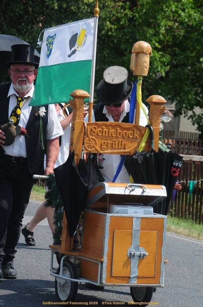 Geißmannsdorf-2026-Festumzug-089 | Festumzug in Geißmannsdorf bei Bischofswerda im Juni 2026. Fotografische Eindrücke und Momentaufnahmen vom Festumzug anläßlich des 800-jährigen Bestehens von Geißmannsdorf - mit Teilnehmern und Gästen, Strohpuppen und geschmückten Vorgärten und Grundstücken - Realisiert mit Pictrs.com