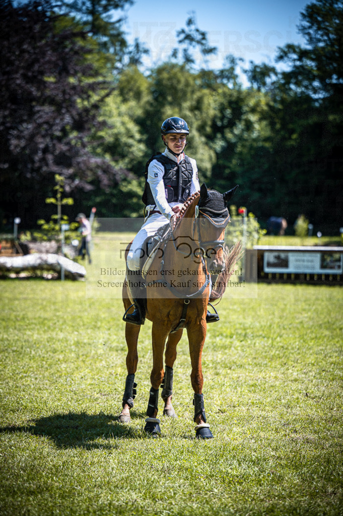 _DZ62081 | Entdecke hochwertige Reitturnierfotos von Foto Oger. Professionell, emotional und authentisch – jetzt Lieblingsmomente im Shop bestellen.Deutschlandweite Turnierfotografie. - Realisiert mit Pictrs.com