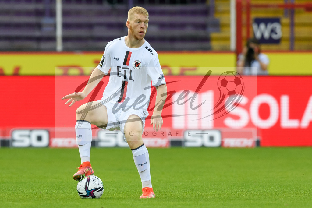 OSNVKO2021090620210906_120 | Fussball, Herren: Kai Klefisch (FC Viktoria Koeln) in Aktion, am Ball, Einzelaktion beim Spiel der 3. Liga zwischen VfL Osnabrueck und FC Viktoria Koeln im Stadion an der Bremer Bruecke am 06.09.2021 in Osnabrueck, Deutschland.DFB / DFL REGULATIONS PROHIBIT ANY USE OF PHOTOGRAPHS AS IMAGE SEQUENCES AND/OR QUASI-VIDEO. - Realisiert mit Pictrs.com