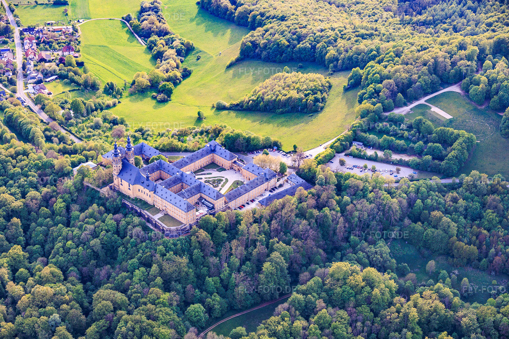 Luftbild: Kloster Banz mit Kaisersaal, Klosterkirche St. Dionysius und St. Petrus, Skulptur und Gedenkstätte Valentin Rathgeber und Hanns-Seidel-Stiftung - Kloster Banz im Ortsteil Unnersdorf in Bad Staffelstein im Bundesland Bayern in Deutschland.Foto: IMG_155948.jpg vom 02.05.2026 durch Werner Riehm/FLY-FOTO.deAuflösung des Originals: 6000 x 4000 pxBildungszentrum Kloster Banz - Hanns-Seidel-StiftungPfarrei Altenbanz und Pfarrei Banz