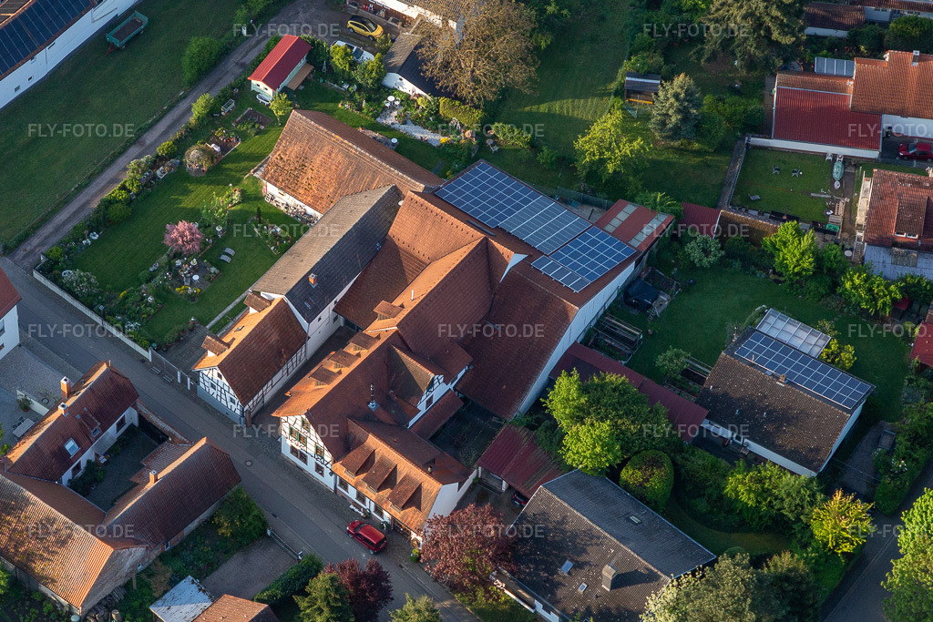 Luftbild: Weingut und Weinstube Vogler im Ortsteil Heuchelheim in Heuchelheim-Klingen im Bundesland Rheinland-Pfalz in Deutschland. Foto: IMG_113856.jpg vom 01.05.2019 durch Werner Riehm/FLY-FOTO.de
