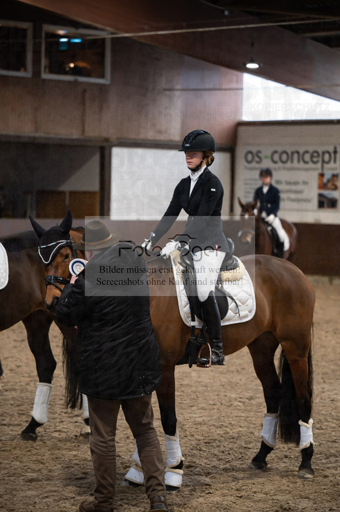 Hallenreittunier Voxtrup 2023 | Entdecke hochwertige Reitturnierfotos von Foto Oger. Professionell, emotional und authentisch – jetzt Lieblingsmomente im Shop bestellen.Deutschlandweite Turnierfotografie. - Realisiert mit Pictrs.com