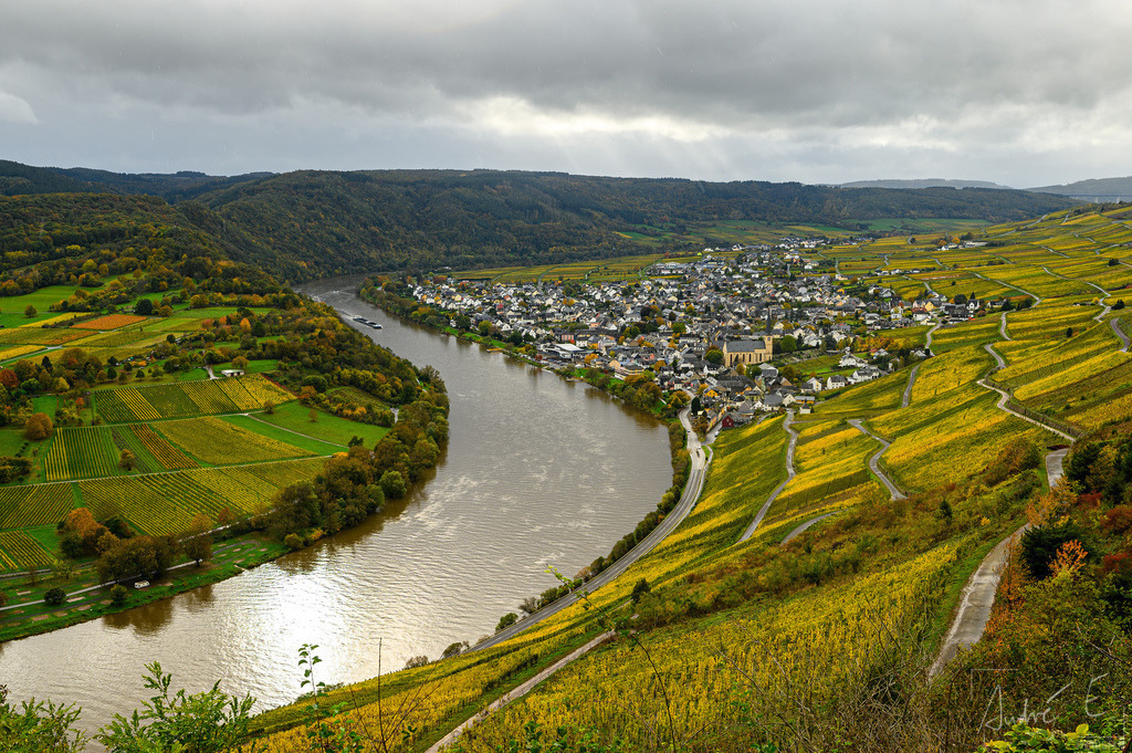Kröv zwischen Regen und Sonne | Online Foto-Shop von André Engelhardt, Filmemacher und Fotograf. Fine Art Prints, Kunstdrucke, Fotogeschenke, Souvenirs von Mosel, Rhein und mehr. 