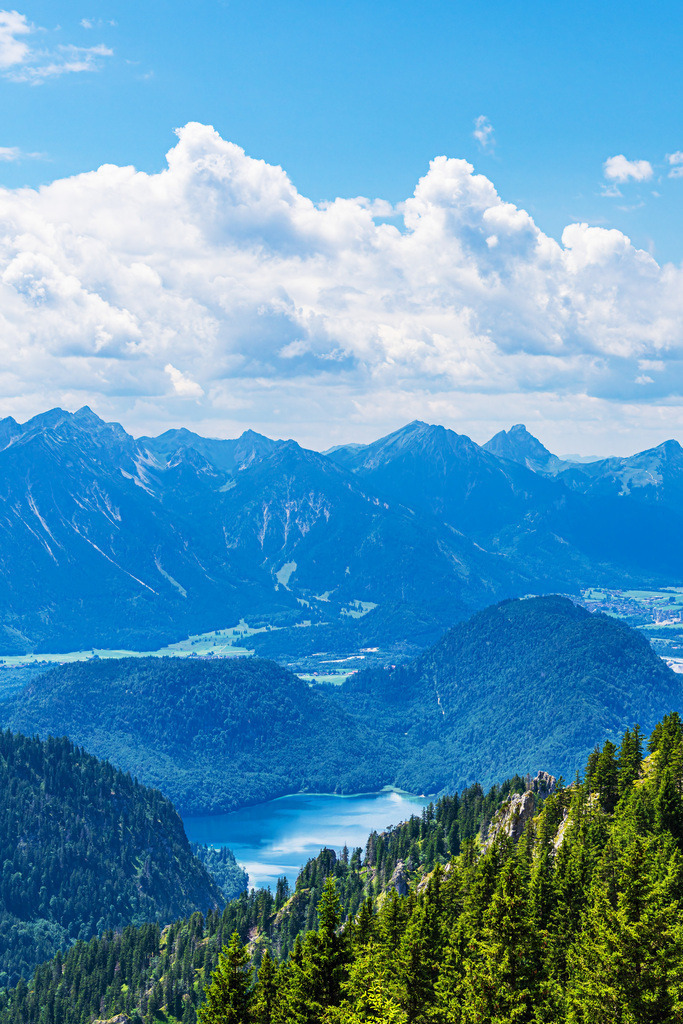 Blick vom Tegelberg bei Schwangau auf die Alpen und den Alpsee | Blick vom Tegelberg bei Schwangau auf die Alpen und den Alpsee.
