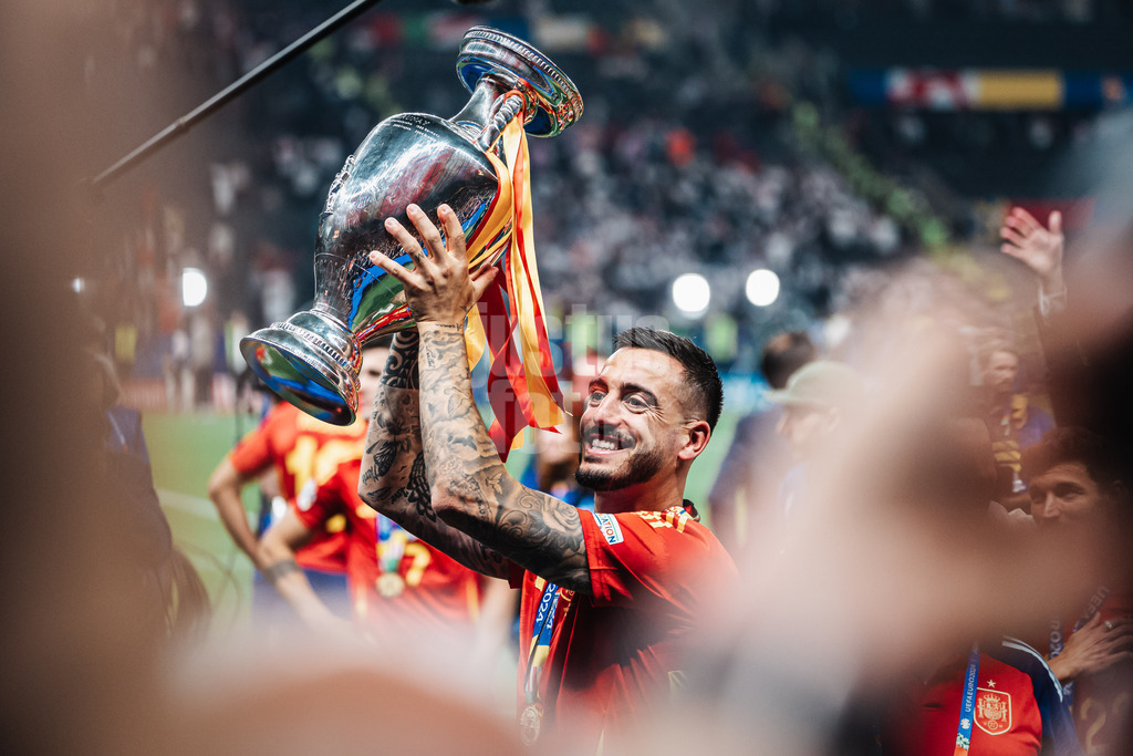 Fußball | Herren | UEFA-Fußball-Europameisterschaft 2024 | Finale | Spanien vs. England | 14.07.2024 | Joselu (#9, Spanien) mit dem Pokal