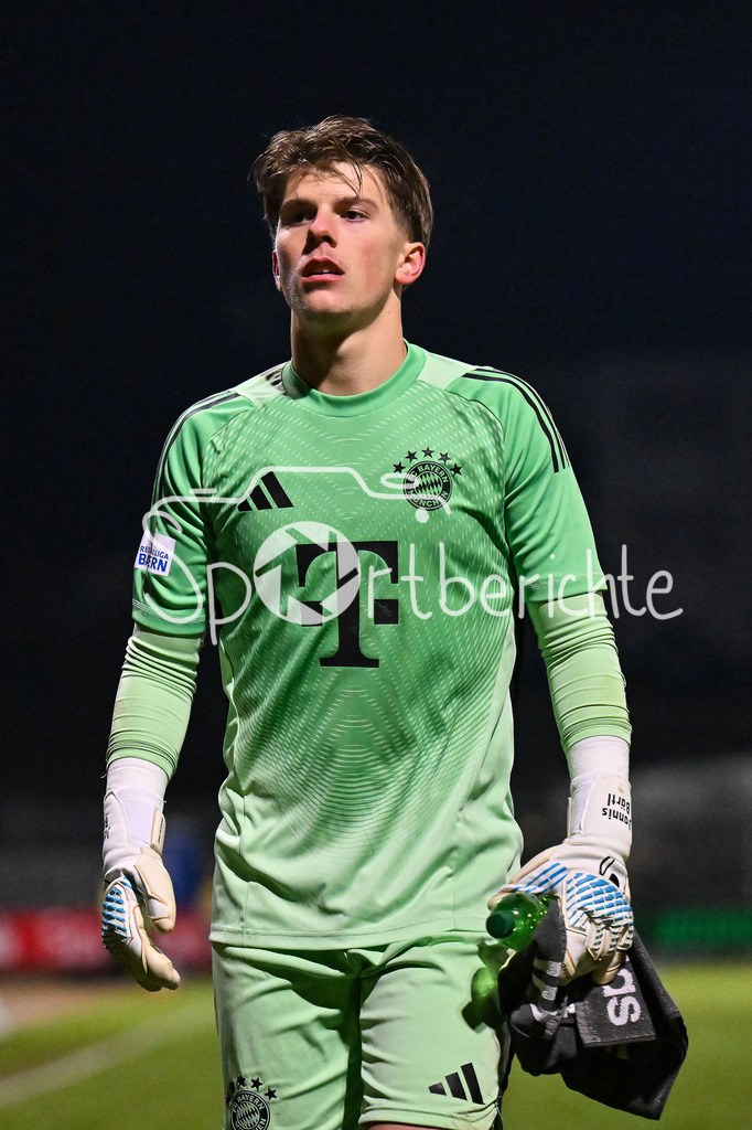 TSV Buchbach - FC Bayern Amateure | Buchbach, DEUTSCHLAND - 21. NOVEMBER: im Bild Jannis Gerhard BÄRTL (FC Bayern München II 18)  / Einzelfoto / Freisteller beim Ligaspiel zwischen dem TSV Buchbach und dem FC Bayern München II am 19. Spieltag der Regionalliga Bayern in der SMR-Arena am 21.11.2025