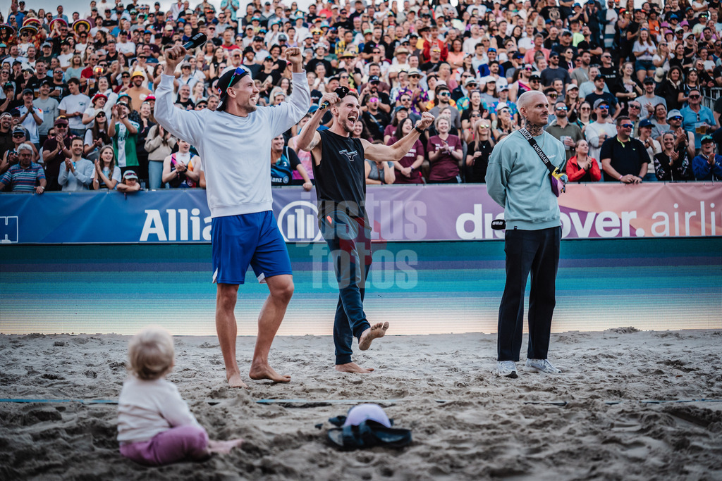 Beachvolleyball | Männer | Deutsche Meisterschaften 2025 Timmendorfer Strand | 05.09.2025 | v.l. David Poniewaz und Bennet Poniewaz werden verabschiedet Karriereende Verabschiedung
