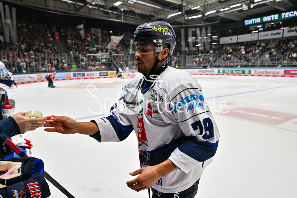 Augsburger Panther - Iserlohn Roosters | im Powerbreak braucht Colin UGBEKILE (Iserlohn Roosters 79) neues Tape / Penny DEL: Augsburger Panther - Iserlohn Roosters; Curt Frenzel Stadion am 21.09.2025