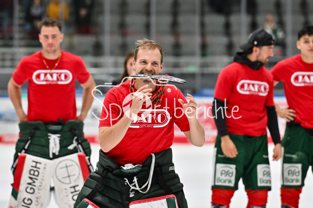 Augsburger Panther - Grizzlys Wolfsburg | Zusammen mit den Fans feiern die Augsburger Panther den Heimsieg gegen Wolfsburg / Jubel / Freudne / happy / DEL: Augsburger Panther - Grizzlys Wolfsburg; Curt Frenzel Stadion am 10.10.2025 / Matchwinner Michael GARTEIG (Augsburger Panther 34