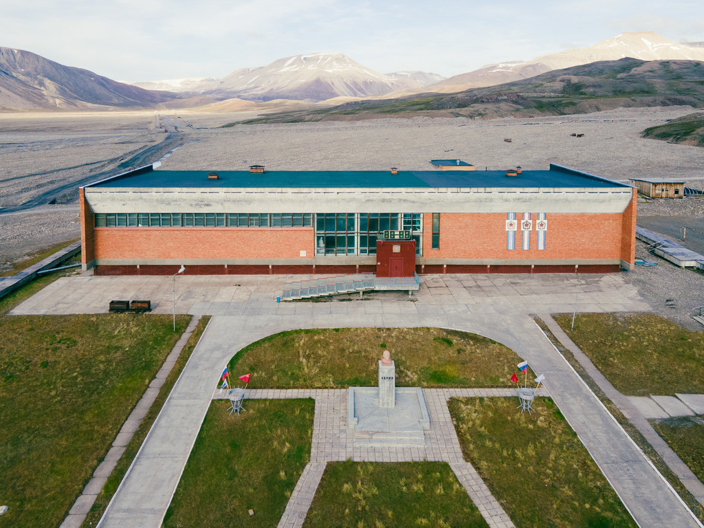 Pyramiden-auf-Spitzbergen-aus-der-Luft 05 - URBANISTER | Durch die Stadt gehen, als wohnte man woanders. Fotografie, subjektiver Urbanismus und aktiver Müßiggang. - Realisiert mit Pictrs.com