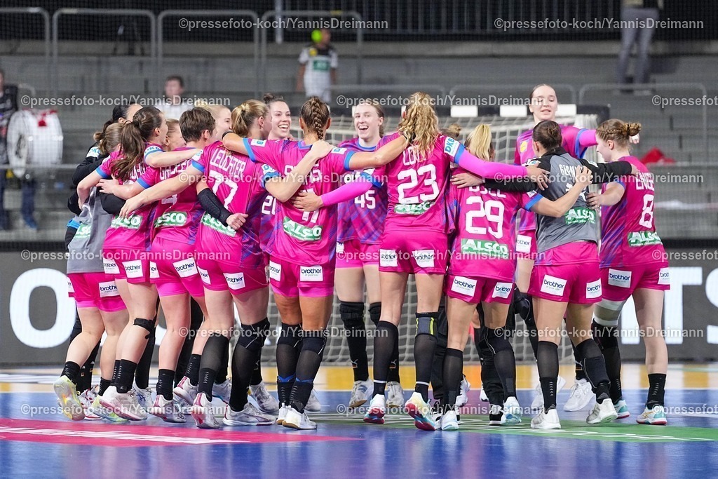 xydrx21092501071 | 21.09.2025, xydrx, Handball, Frauen Länderspiel, Deutschland - Niederlande, YAILA Arena: Das deutsche Team feiert den Sieg