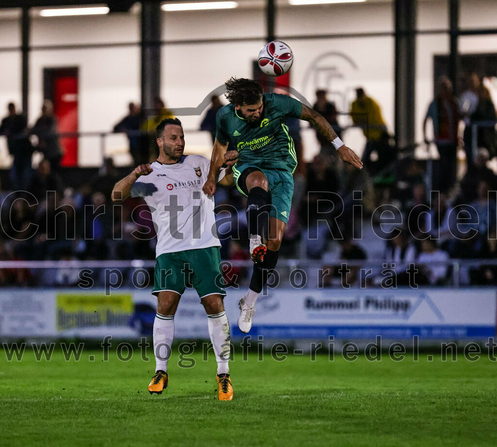 2023-09-01_124_FC_Schwaig_gegen_TSV_Gruenwald | Oberding, Deutschland, 01.09.2023:
Fußball, Landesliga Südost 2023 / 2024, 9. Spieltag, FC Schwaig gegen TSV Grünwald, Endergebnis: 3:1

Nils Ehret (FC Schwaig, #18), David Halbich (TSV Grünwald, #10)

Foto: Christian Riedel / fotografie-riedel.net