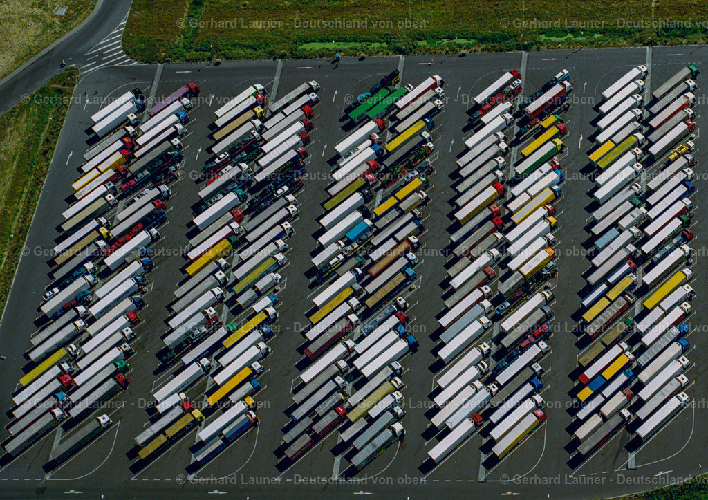 9300448 | LKW Parkplatz bei Frankfurt Oder