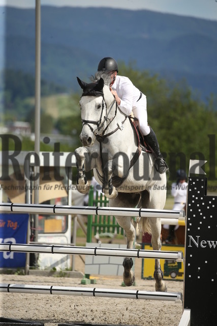 Achern_2022_Springen_Kl.S_m.St._Christian Pfeifer_Carl Günther (4) | Alle Fotos der Reiterjournal Fotografin Doris Matthaes im Reiterjournal Online-Fotoshop. - Realisiert mit Pictrs.com