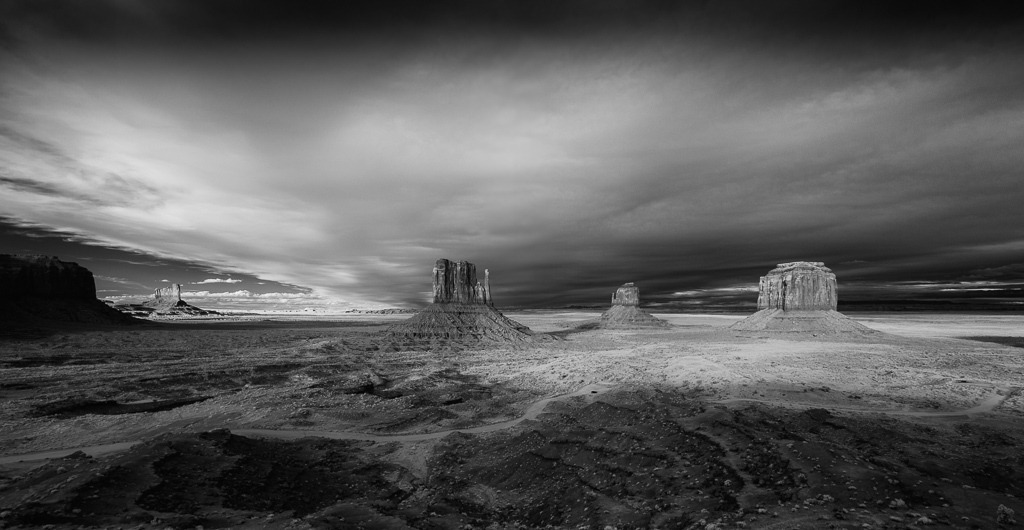 usa-2015-312 | Panorama mit West Mitten Butte, East Mitten Butte und Merrick Butte (von links nach rechts) im Monument Valley/Navajo Tribal Park (USA) - Realisiert mit Pictrs.com