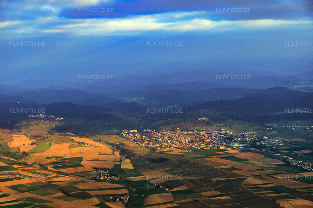Luftbild: Stadtansicht im Winter aus Osten in Bad Bergzabern im Bundesland Rheinland-Pfalz in Deutschland. Foto: IMG_076682.jpg vom 28.03.2015 durch Werner Riehm/FLY-FOTO.de