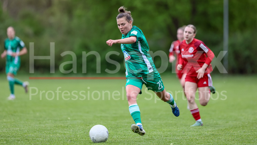 Fussball, Testspiel Frauen, ATS Buntentor - SV Werder Bremen | v.li.: Rieke Dieckmann (SV Werder Bremen, 22) am Ball, Einzelbild, Ganzkörper, Aktion, Action, Spielszene