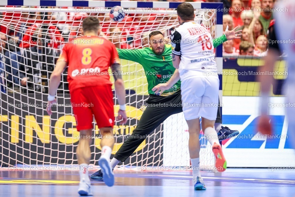 EHF20012601064 | 20.01.2026, Handball, Men's EHF EURO 2026, Nordmazedonien - Rumänien, Jyske Bank Boxen in Herning, Dänemark, Preliminary Round:  Filip Kuzmanovski (North Macedonia #18) wirft den Siebenmeter auf das Tor von   Ionut Ciprian Iancu (Romania #01)