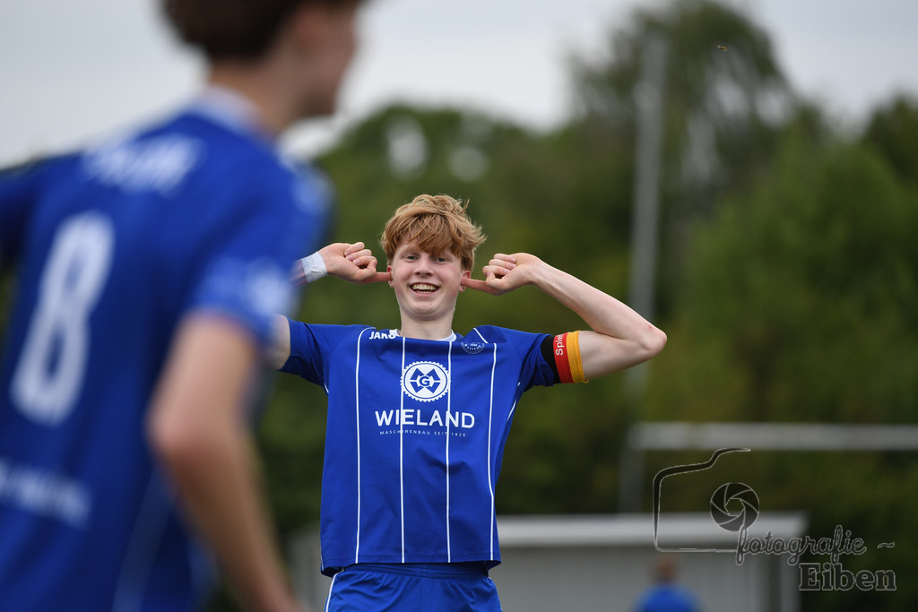 FC Rastede-JSG Esens/Dornum | B-Jugend Bezirksliga; FC Rastede (blau)-JSG Esens/Dornum (weiß) am 24.05.2025 in Rastede (Sportanlage Kötterswegs), Photo: Philip Eiben 2025 - Realisiert mit Pictrs.com