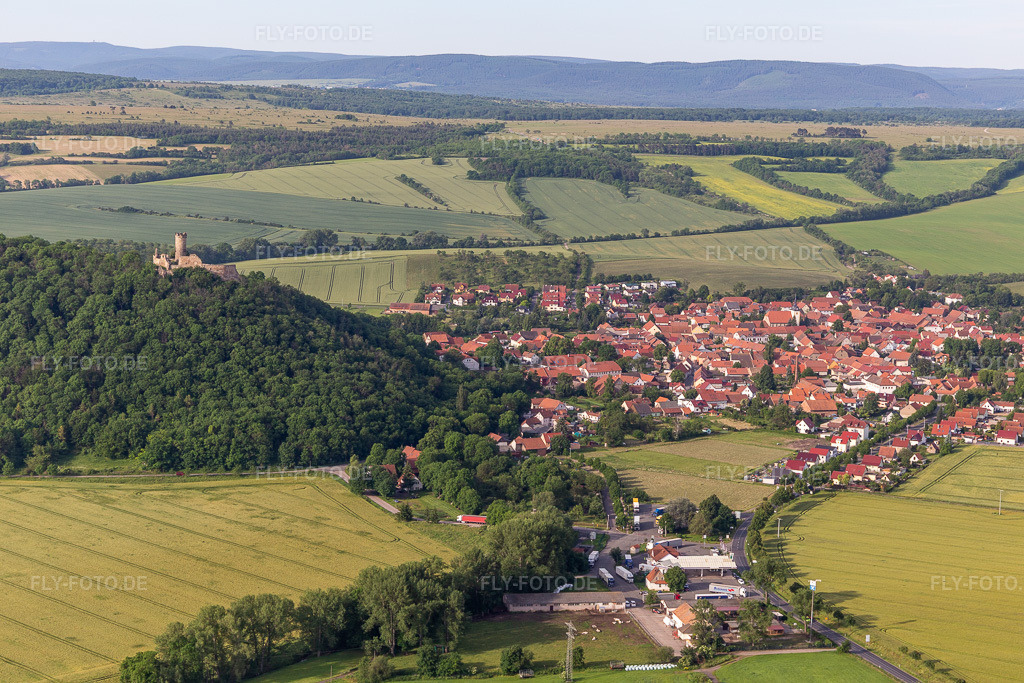 Luftbild: Mühlburg über dem Ort im Ortsteil Mühlberg in Drei Gleichen im Bundesland Thüringen in Deutschland. Foto: IMG_007690.jpg vom 15.06.2021 durch Werner Riehm/FLY-FOTO.de