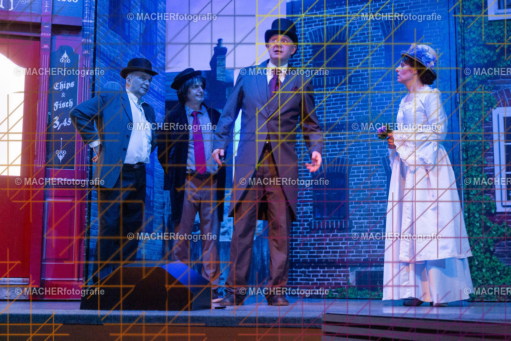 362_MFL-2025 | Portraitbilder von Regisseur; Darsteller; Techniker; Maske; Kostüme; Chor; Musiker; Bilderserie der Generalprobe und der Premierenvorstellung, Szenenbilder; Ausdrucksstudien; Bühnenüberblick; Bühnenkulissen; Pressefotos inkl. Redaktionsfoto Darstellergruppe.