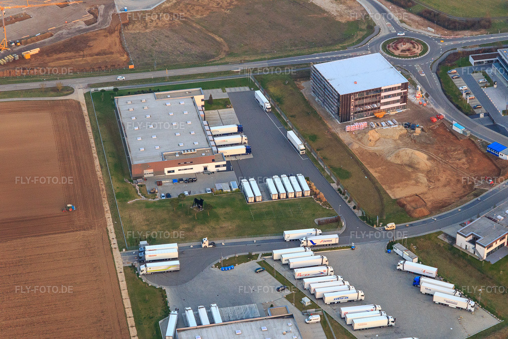 Luftbild: Industriegebiet Im Speyerer Tal mit TRANSAC Intern. Speditionsgesellschaft mbH und Baustelle des Neubaus der Kardex Software GmbH in Rülzheim im Bundesland Rheinland-Pfalz in Deutschland. – Foto: IMG_105225.jpg vom 24.03.2018 durch Werner Riehm/FLY-FOTO.de – Auflösung des Originals: 5472 x 3648 px – TRANSAC Logistics GmbH – Offizielle von Kardex | Kardex Remstar | Kardex Mlog