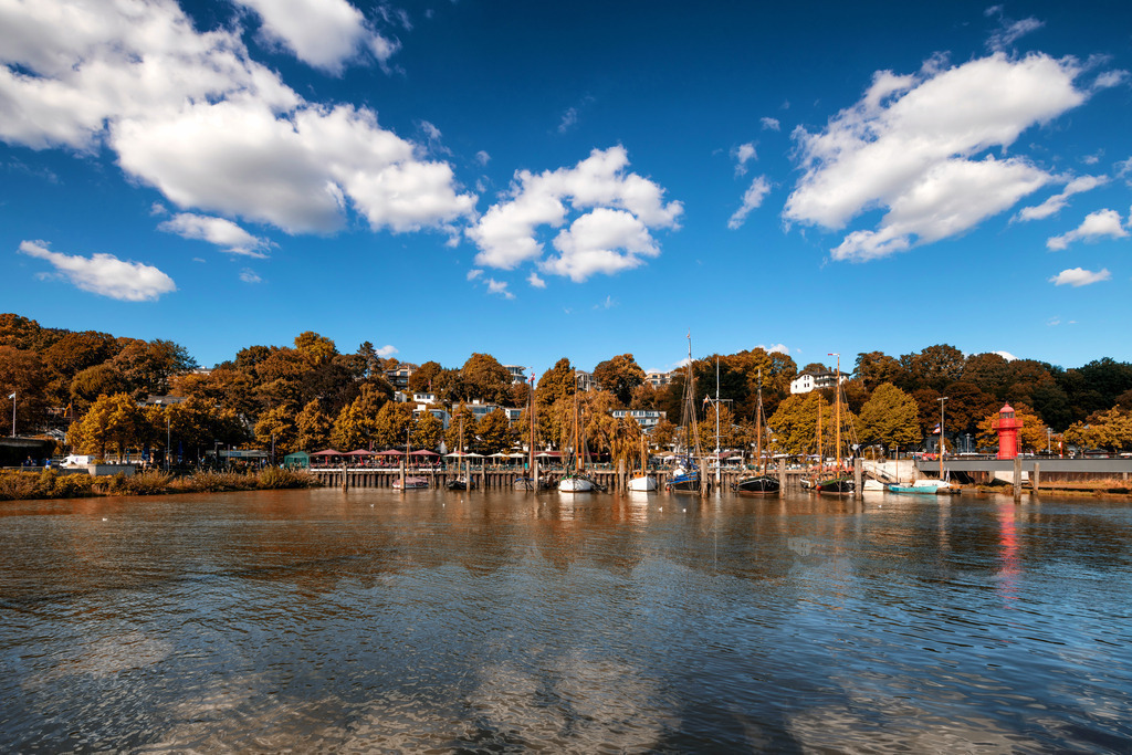 10241102 - Övelgönne im Herbst | Blick auf den Museumshafen Övelgönne im Herbst. 