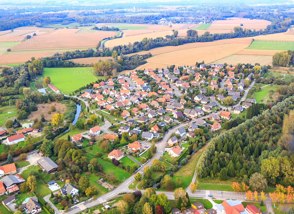 Luftbild: Rue des Merles in Beinheim im Bundesland Bas-Rhin in Frankreich.Foto: IMG_074477.jpg vom 04.10.2014 durch Werner Riehm/FLY-FOTO.deAuflösung des Originals: 5020 x 3648 px