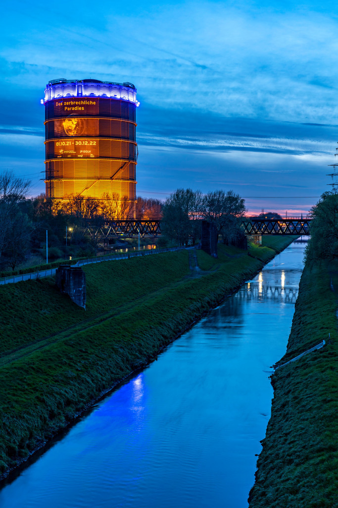 JT-220411 | Neue Mitte Oberhausen, Gasometer Ausstellungshalle, nach der Renovierung, Emscher Fluss, abendliche Beleuchtung, Ausstellung Das zerbrechliche Paradies, NRW, Deutschland,  - Realisiert mit Pictrs.com