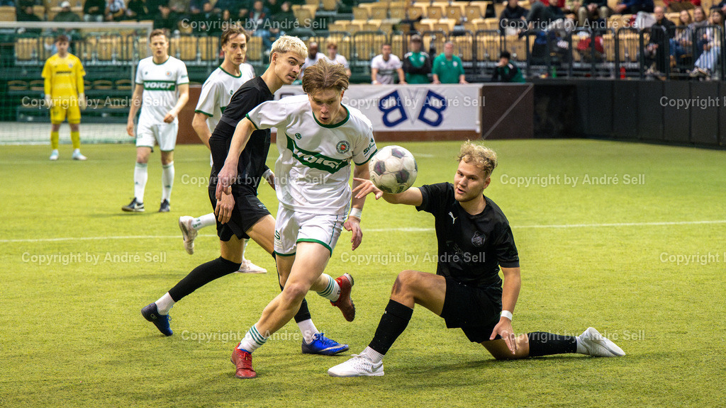 Halbfinale 1 - PSV Neumünster vs SV Wasbek | Lucas Schulze (PSV #27 trifft hier zum 1-0) / Rune Kulig (Wasbek #7) &amp; Youri von der Mehden (Wasbek #10) // 44. RS-Reifenhandel-Cup 2024 / Halbfinale 1 - PSV Neumünster vs SV Wasbek / Holstenhalle 1 / Neumünster / 26.12.24 - Realisiert mit Pictrs.com