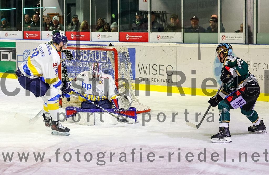 2025-12-05_147_TSV_Erding_gegen_Stuttgart_Rebels | Erding, Deutschland, 05.12.2025:Eishockey, Oberliga Süd 2025 / 2026, 23. Spieltag, TSV Erding gegen Stuttgart Rebels, Endergebnis: 5:6Fabian Renner (Stuttgart Rebels, #18), Kimi Saffran (Stuttgart Rebels, #53), Thomas Matheson (Erding Gladiators, #37)Foto: Christian Riedel / fotografie-riedel.net