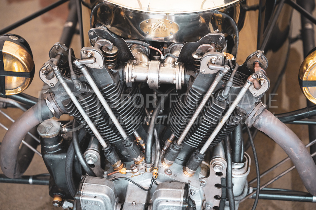 21. Arosa ClassicCar 2025 - 5. September 2025 | Motor des Morgan Super Aero aus dem Jahre 1929 mit Startnummer 513 von Sue Darbyshire aus Shipston on Stour (GBR) am Arosa ClassicCar 2025 in der Kategorie Competition..@arosaclassiccar, @arosa.official, #arosaclassiccar, #arosa, #76curves, #classiccarBild: Sportfotografie Markus Aeschimann | www.markus-aeschimann.ch - Realisiert mit Pictrs.com