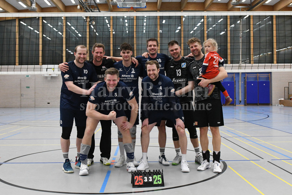 TSV Deggendorf  : VC Eitting 09 | wiedersehen er ehemaligen 3. Liga Spieler des TSV Deggendorf hinten v.l. Sebastian Schwarz; Georg Wolf; Alexej Kursov; René Räbinger; Sebastian Burgis; Constantin Schmid; vorne v.l. Christoph Reichart; Johannes Schwarz.  - Realisiert mit Pictrs.com